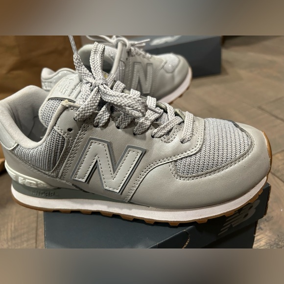 WMNS NEW BALANCE
574 LIFESTYLE METALLIC LEATHER SNEAKERS WOMAN GREY - Picture 8 of 14